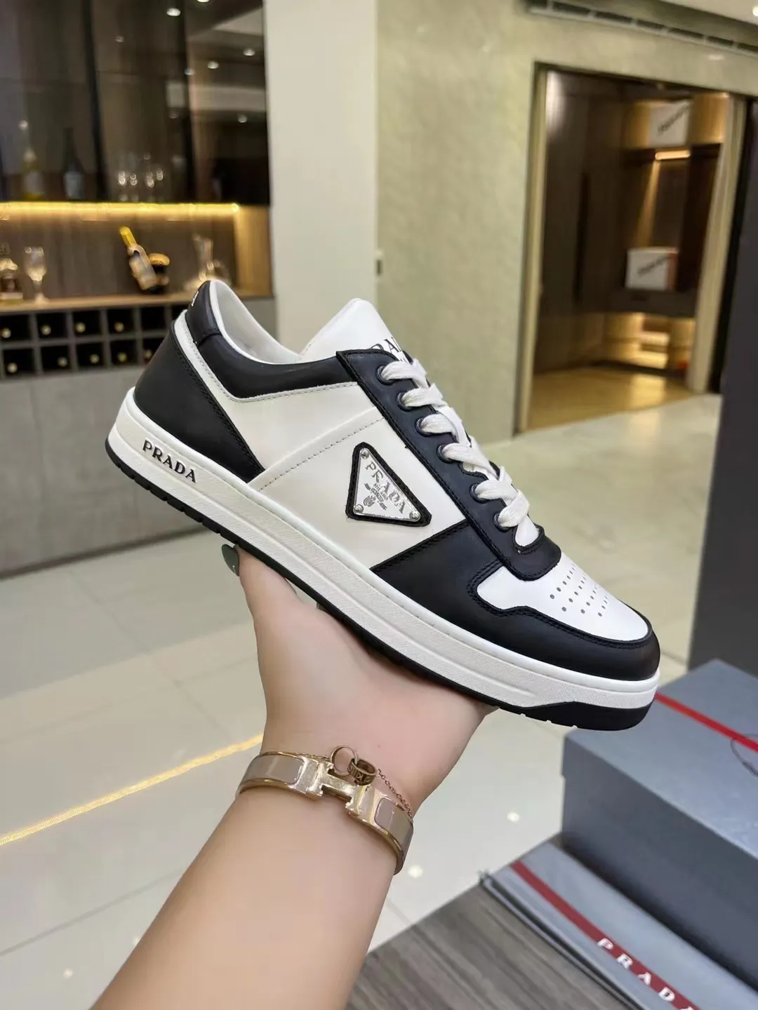 P380 Yuan 38-45 Prada Prada’s new men’s leather sports shoes, the highest version on the market, any comparison is welcome🆚! The original leather has excellent texture and is super high-end! Fetal sheep net lining imported from Italy, removable pad! Luxurious materials and fine workmanship, highly recommended!